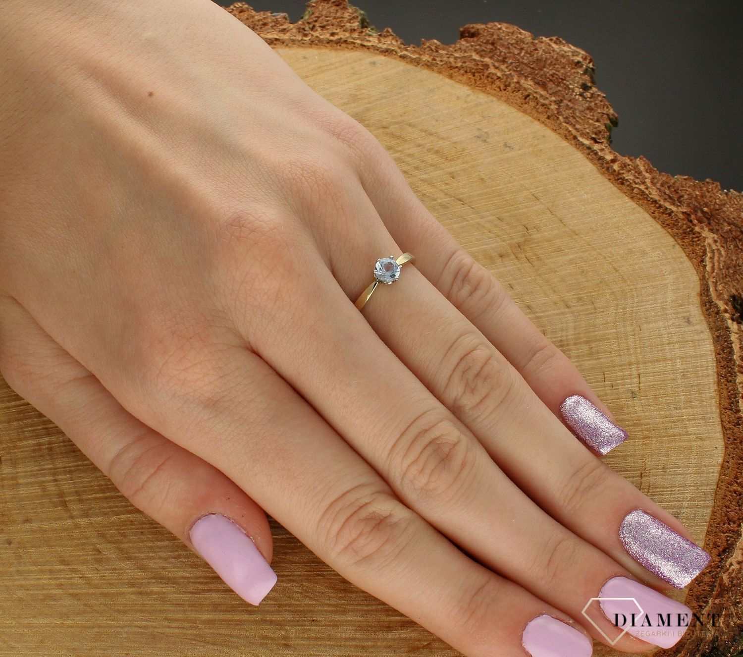 Złoty pierścionek 333 z cyrkonią zaręczynowy PI 3973B 333. Złoty pierścionek z cyrkonią. Złoty pierścionek zaręczynowy. Złoty pierścionek na każdą okazję. Złoty pierścionek idealny dla ukochanej. Złoty pi.jpg